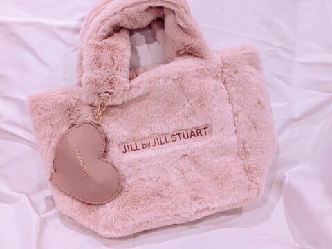 【開封レビュー】sweet（スウィート）2024年12月号《特別付録》JILL by JILL STUART（ジル バイ ジルスチュアート）キューブファーバッグ＆ ハート形ポーチチャーム