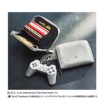 【次号予告】MonoMaster（モノマスター）2025年11月号増刊《特別付録》初代「PlayStation」モチーフの じゃばら式財布＆コントローラーの 握れるマスコットキーホルダー